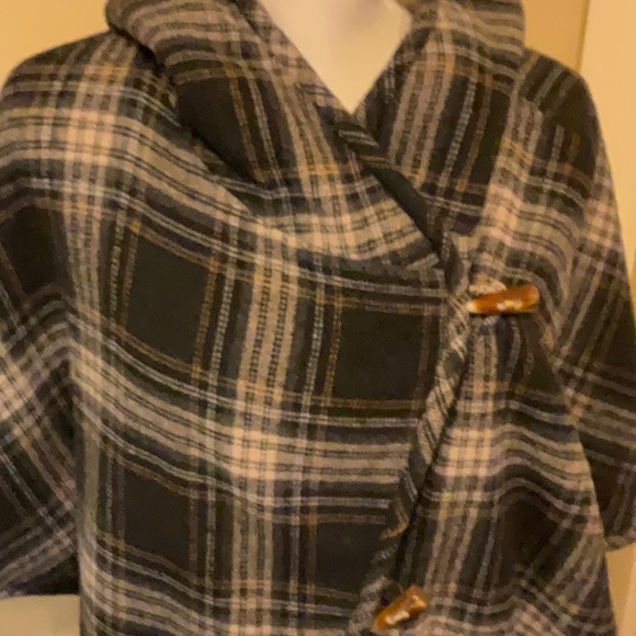 Sundance Cropped Hooded Poncho. - Picture 2 of 10